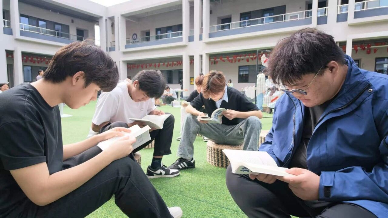 “大咖”在社团:一起花样读书,移动图书馆今日开张啦!