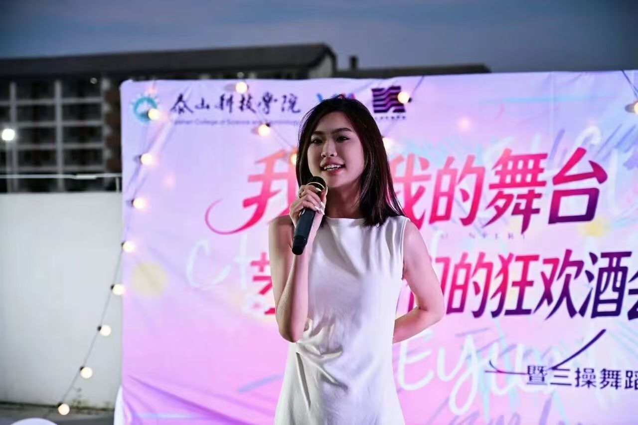 在热爱里碰杯,在舞台上发光