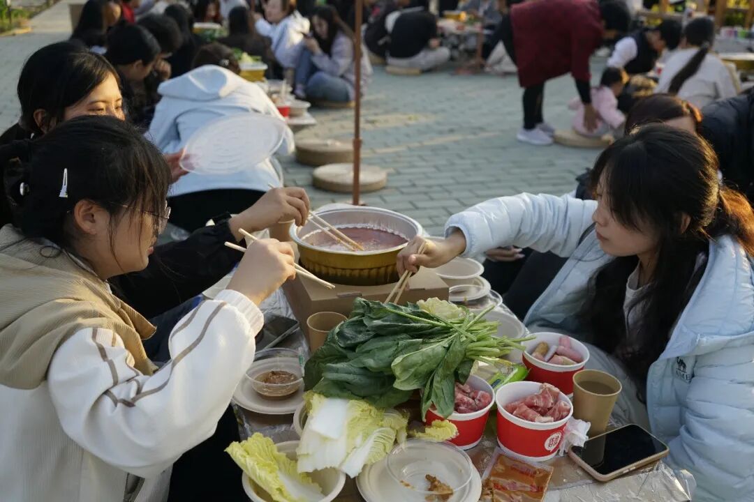 当茶叶跳进红汤,我们在紫薇花广场共话成长故事