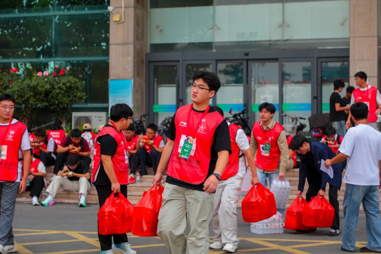 “暖心小泰”助力泰山队再夺胜利,四度护航2026鲁超联赛彰显青年担当