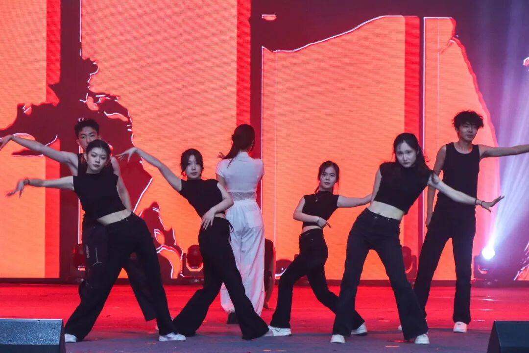 从对峙到共生,一株枯树的舞台之旅