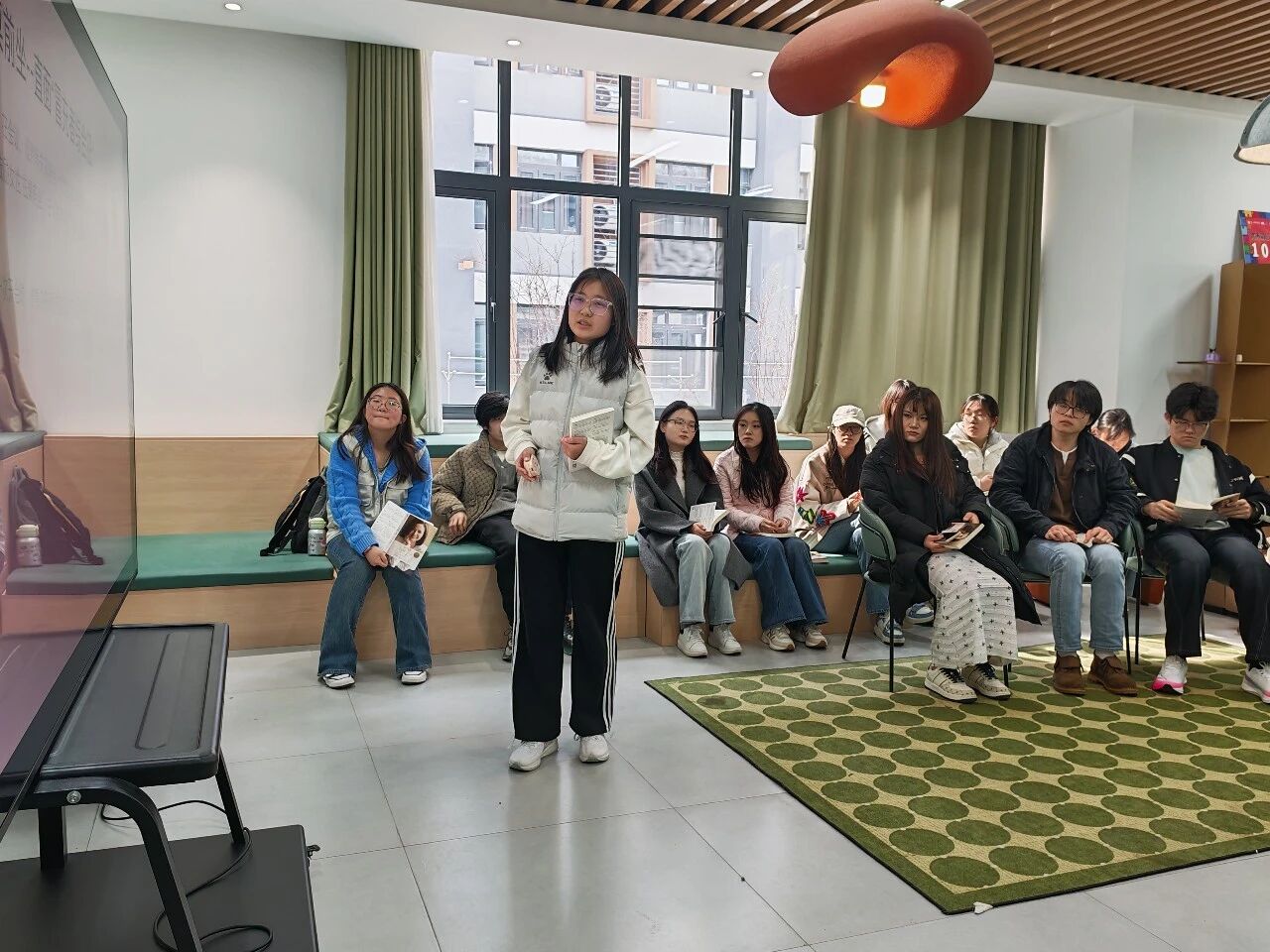 从“旁观”到“在场”，我们在生活的那一刻练习勇敢